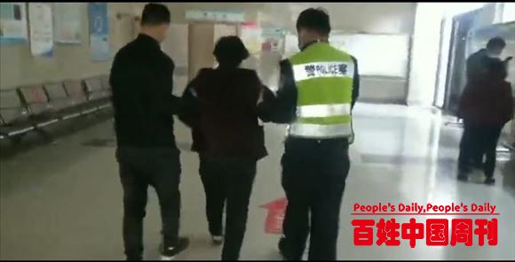 河北省河间市交警用警车开道护送昏迷老人就医