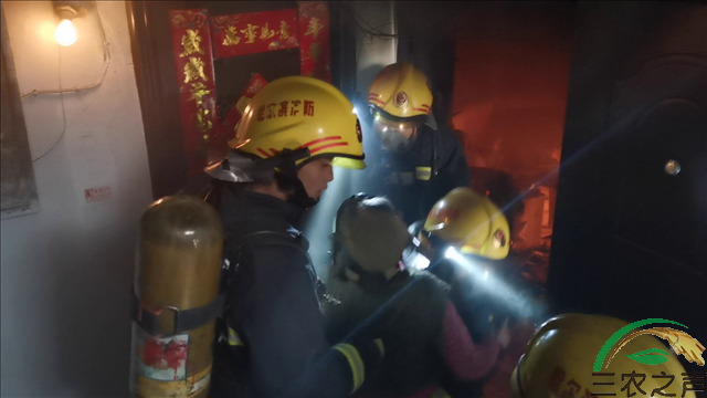 居民住宅起火老人被困，哈尔滨消防部门成功救援