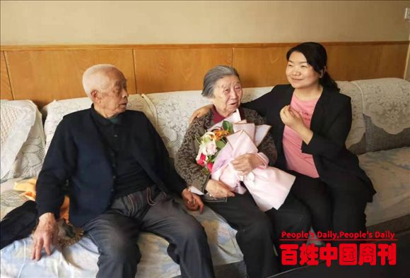 “感恩母亲，情系邻里，分享幸福”社区干部做老人贴心服务小棉袄