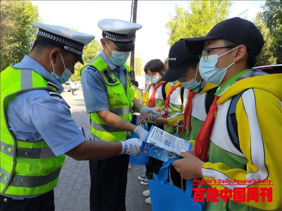 新疆哈巴河县公安局“六·一”前夕为中小学生送交通安全大餐