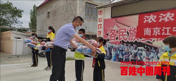新疆特克斯县:南京江宁公共交通公司给困难家庭孩子送去暖心礼物