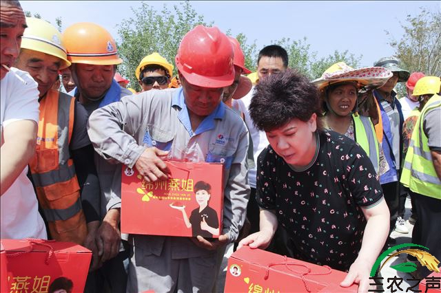 端午节前夕，四川好人“绵州燕姐”看望慰问千名农民工人