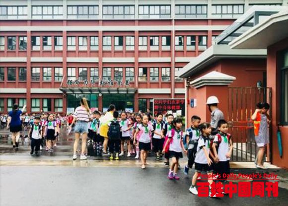 央视曝光“家长群事件”，教师行业迎来大整改，家长真的解放了吗