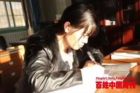 乡村女教师批改作文走红，字体堪比书法家，家长看了钦佩不已