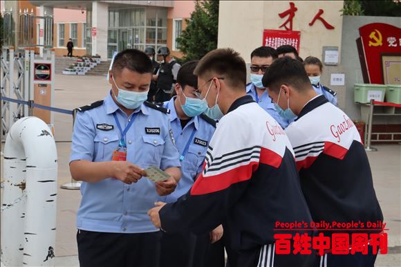 新疆哈巴河：高考学子自制贺卡为执勤民警送祝福