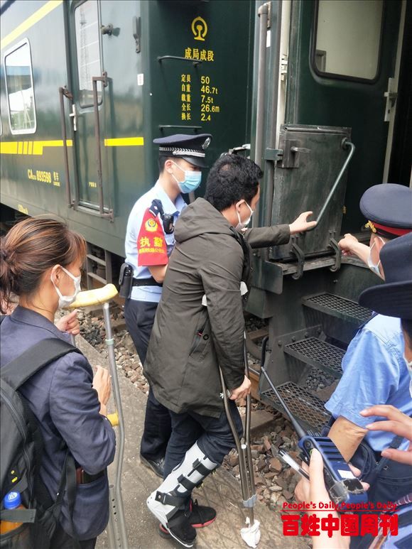 河南南召:旅客乘车困难 民警暖心帮助
