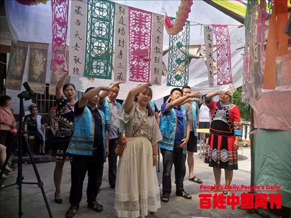 湖南芷江古冲村为侗族树葬改革遗体告别仪式送上“文艺节目”