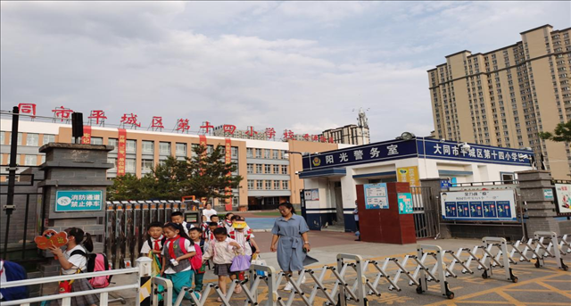 山西大同平城区校门口的交巡警