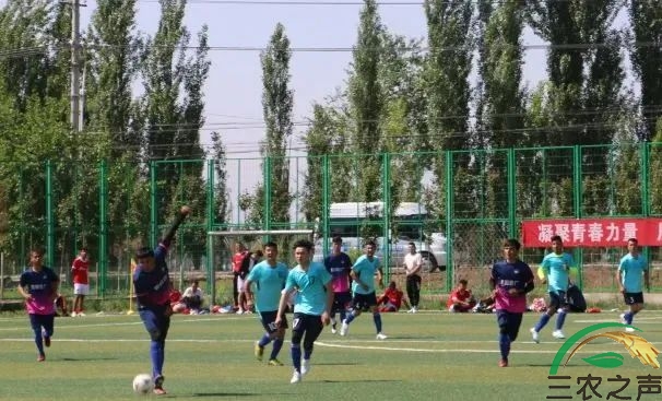 新疆霍城：“乐峰路桥杯”农牧民（职工）青年足球赛开赛