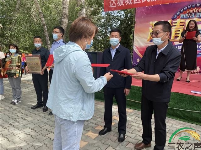 新疆乌鲁木齐市达坂城区举办民族团结先进模范授牌仪式暨2022年民族团结教育月活动