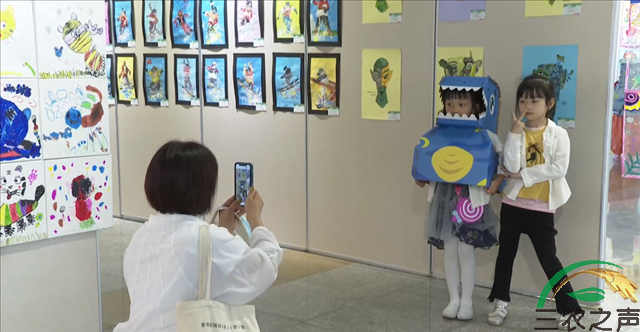 新疆奎屯市第五届“地里长出艺术家”大型少儿美术作品展开幕