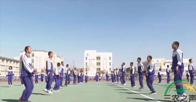 新疆奎屯市举行中小学生跳绳比赛