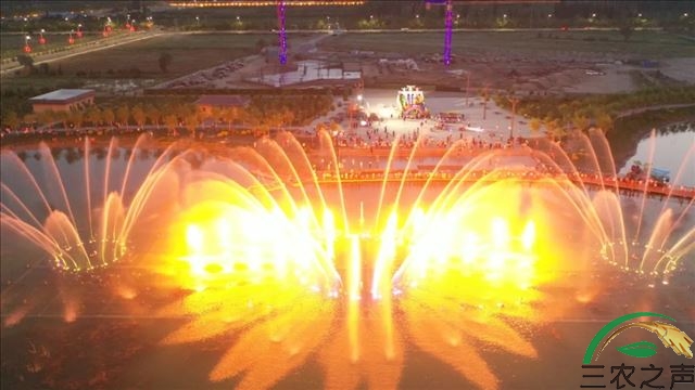 新疆尉犁：音乐喷泉点缀夏夜丰富百姓生活