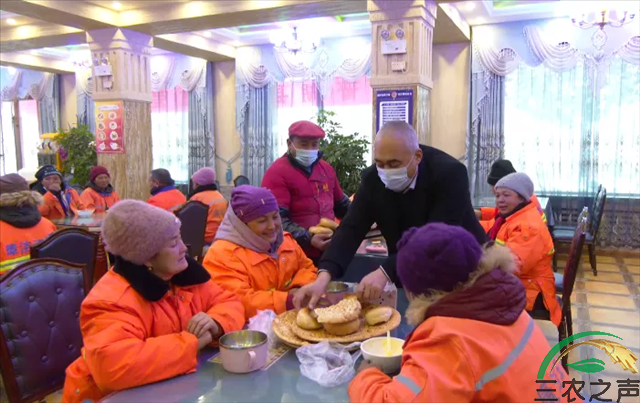新疆岳普湖一家餐馆为环卫工提供免费早餐