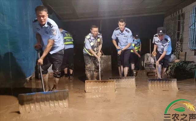 新疆奎屯市干警闻“汛”而动彰显最美“警”色