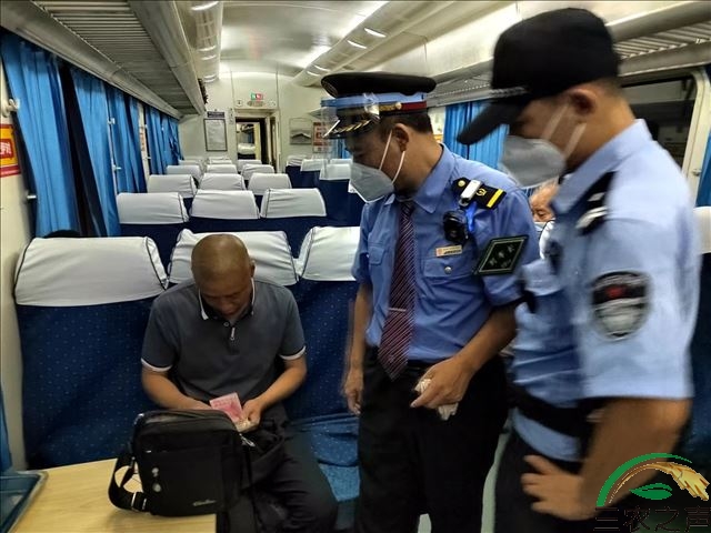 k866次列车：乘客粗心遗失背包，车长夜半寻找失主