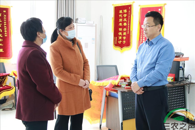 爱生如子暖人心 用心育人见真情——重病学生唐鹏家长送来锦旗感谢闻知中学师生