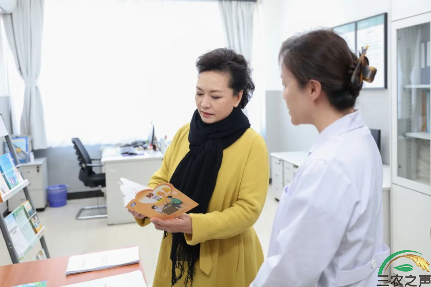彭丽媛在北京调研学校结核病防治工作