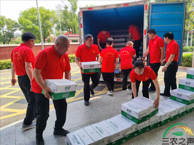 河南项城工商联等单位：麦收时节送清凉  慰问关怀显真情